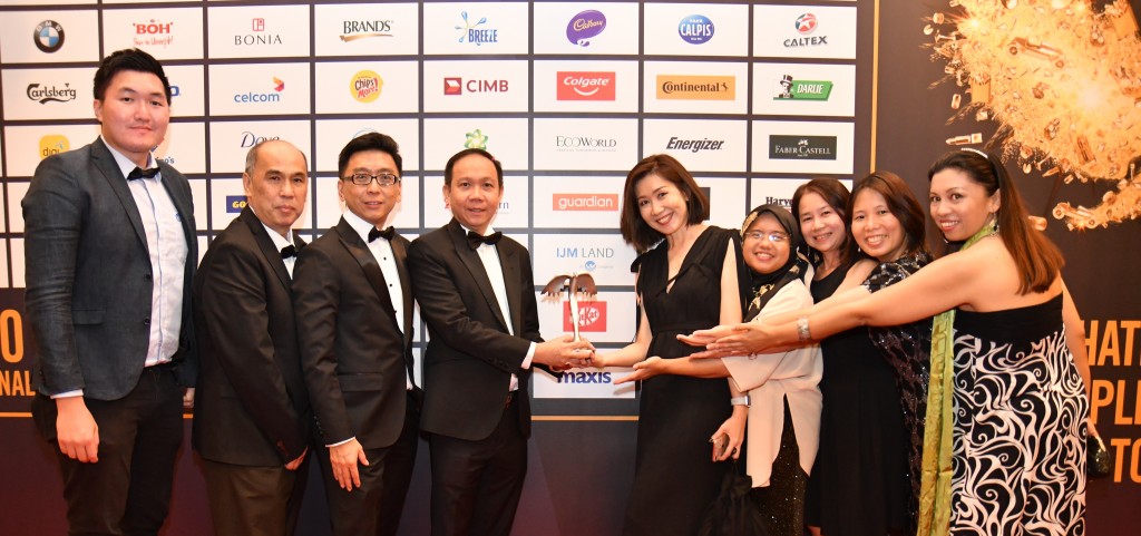 The team from IJM Land Bhd celebrates with the award.