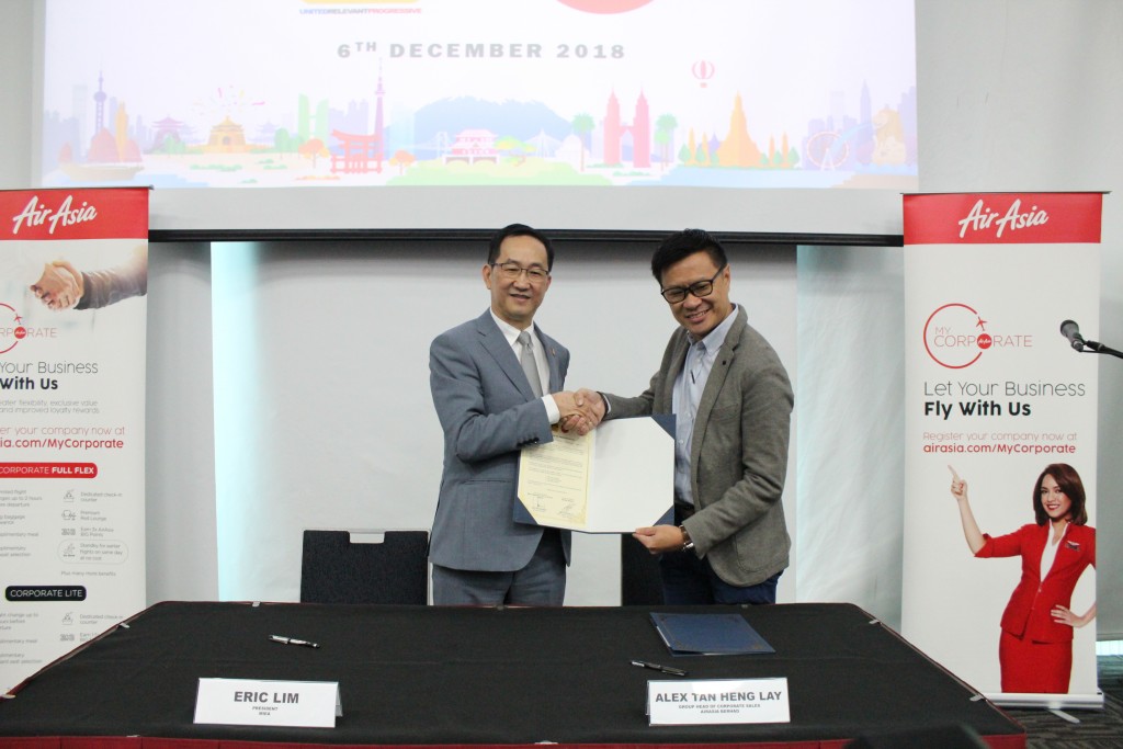 MIEA president Eric Lim (left) and  AirAsia Group Head of Corporate Sales Alex Tan Heng Lay (right) at the signing ceremony.