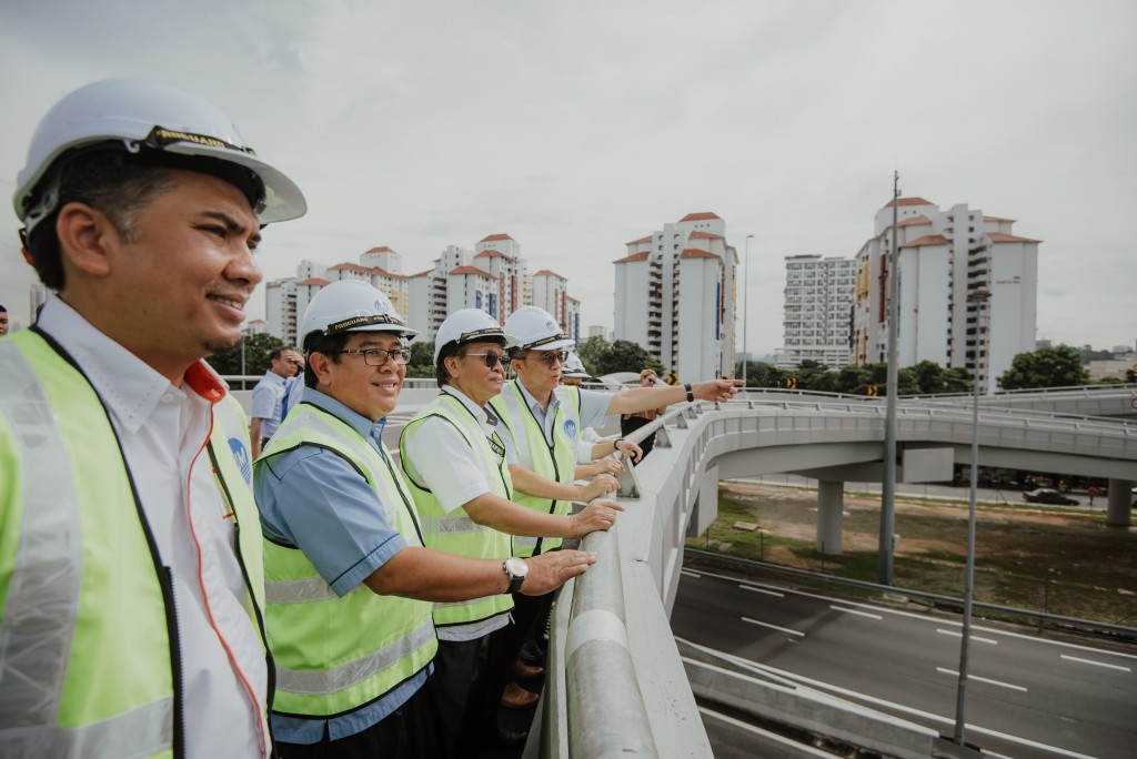 Pantai Sentral Park高速交通枢纽正式开通！左起为Amona集团首席执行员仄哈斯那迪、工程部副秘书长拿督阿都拉萨、阿努亚以及IJM集团首席执行员兼董事经理拿督孙兴存在开幕式后进行巡视。 