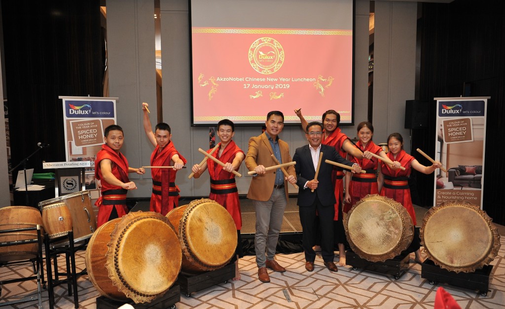 许鸿方师傅(左4)在AkzoNobel旗下涂料品牌Dulux的新春媒体聚餐会上发表流年运程。右4为AkzoNobel大马装饰漆业务总经理英德拉拉班。