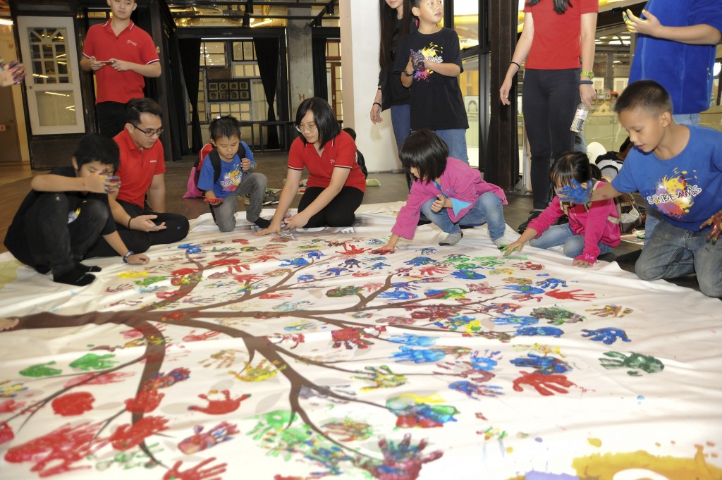 The children of Yayasan Sunbeams Home enjoyed hand-painting the Tree of Hope together with Sunway Velocity Mall volunteers after a whole day of fun
