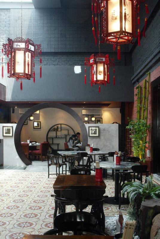 The oriental setting of Ye Chine makes customers feel like they are dining in an olden day Chinese restaurant.