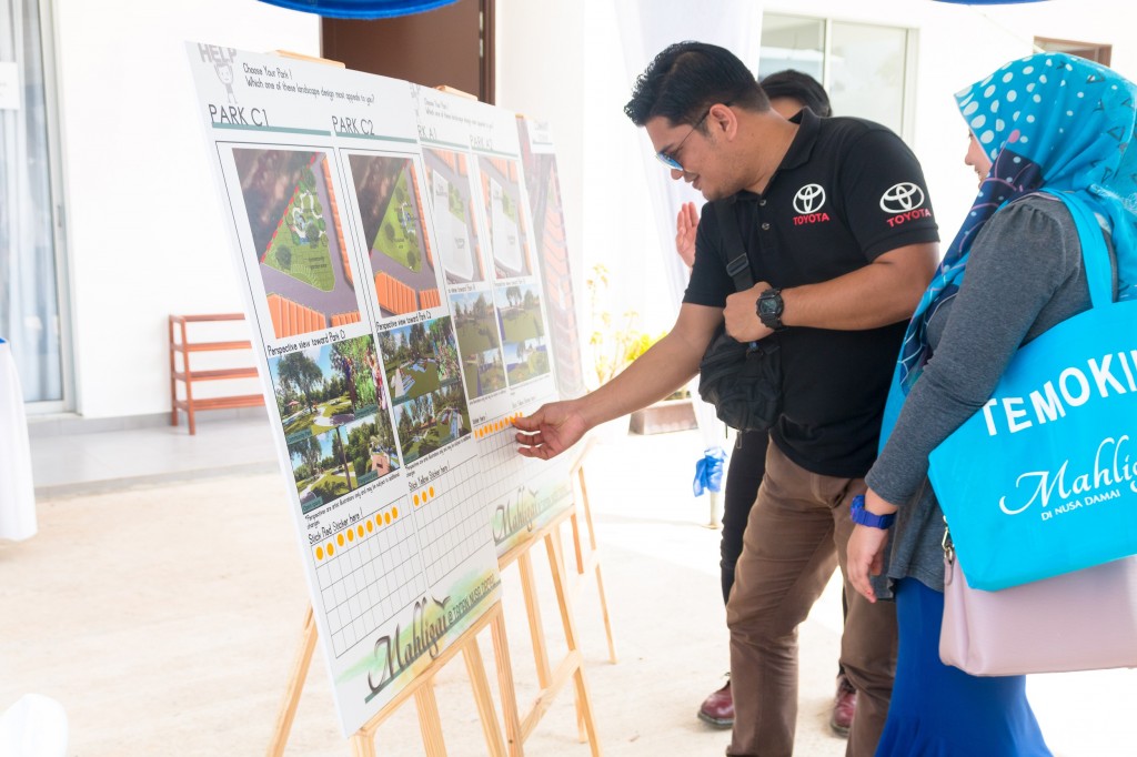 Members of Nusa Damai community voting for their preferred design for the neighbourhood pocket park.
