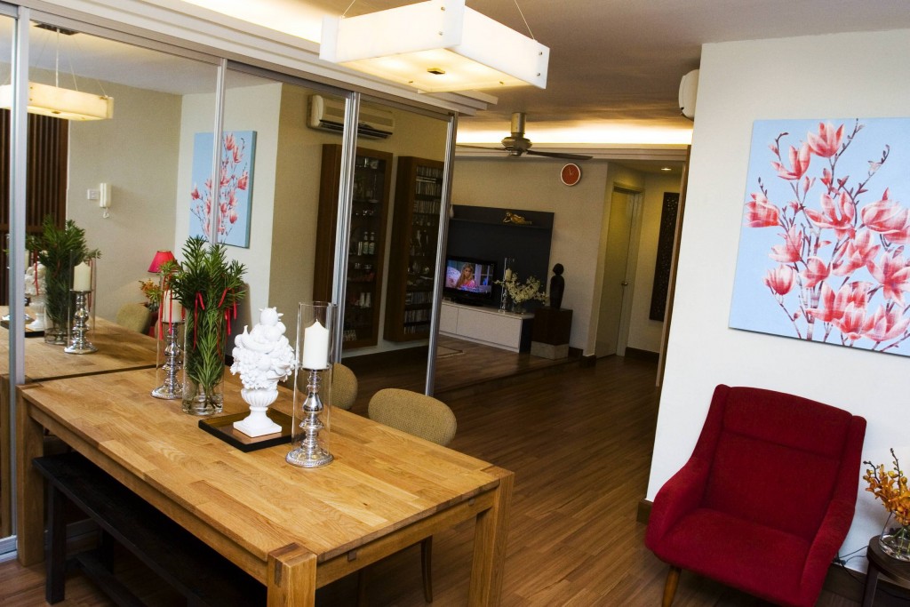 The view from the entrance shows a neat interior with carefully placed furniture and furnishings. The floor-to-ceiling mirrors conceal storage space. 