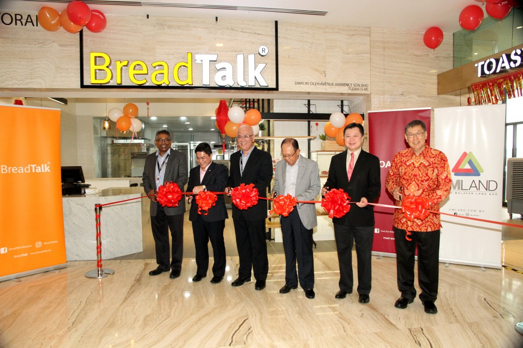 From (L) to (R) - UML Lifestyle Sdn Bhd General Manager of Operations Thomas Aquinas, UMLand Senior General Manager of Business Development Danial Gan, UMLand Group Director of Finance Darren Chan, UMLand Chairman Tun Musa Hitam, UMLand Group Managing Director Dennis Ng, UML Lifestyle Sdn Bhd. Executive Director Freddie Lee