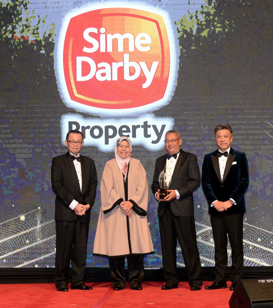 Sime Darby Property Bhd COO of township development Datuk Wan Hashimi Albakri Wan Ahmad Amin Jaffri receiving the Top-Ranked Developer trophy from Zuraida, accompanied by Fu and Wong.