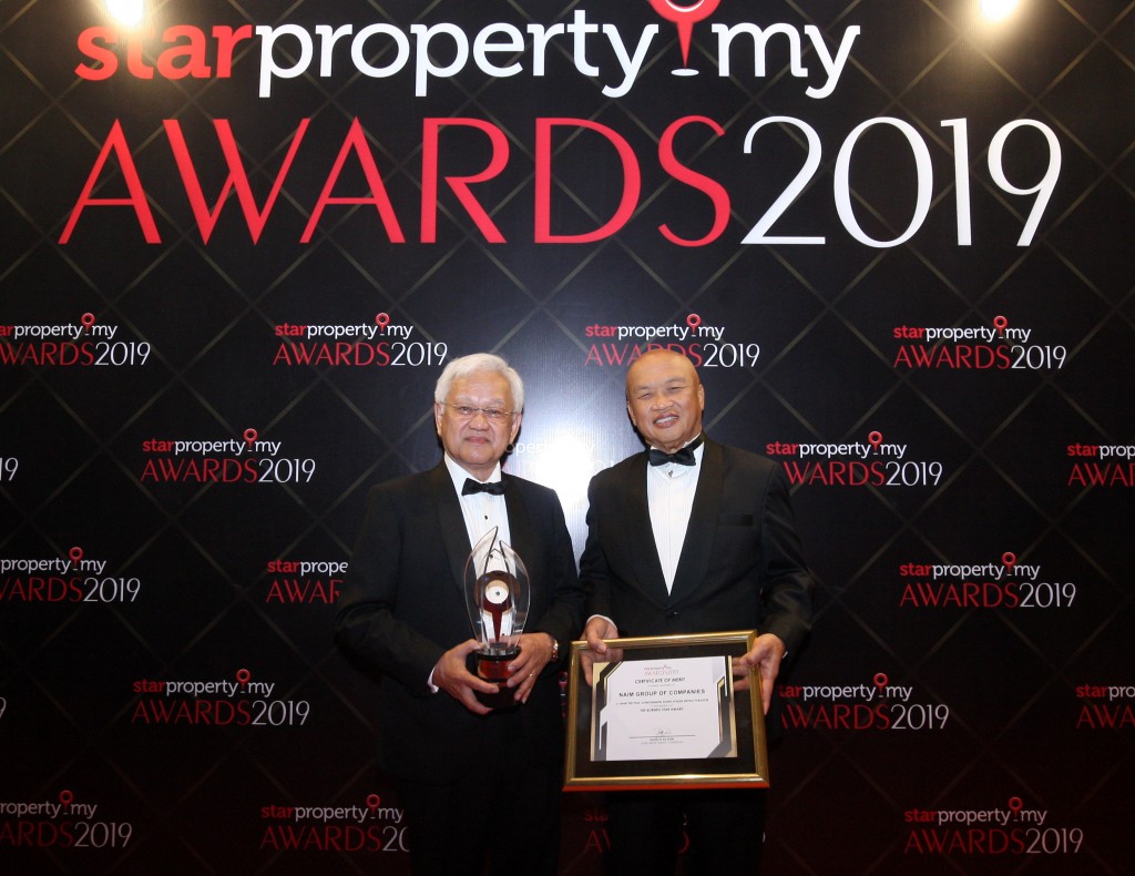 Naim Holdings Bhd chairman Datuk Amar Abdul Hamed Sepawi (left) and managing director Datuk Hasmi Hasnan with the honours and merit for The Borneo Star Award.