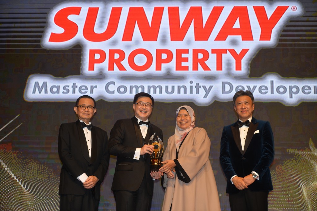 Sunway Bhd deputy MD (Property development division – Iskandar and International) Tan Wee Bee receiving the Top-Ranked Developer Award from Housing and Local Government Minister Zuraida Kamaruddin, accompanied by (left) Star Media Group Bhd chairman Datuk Fu Ah Kiow and advisor Datuk Seri Wong Chun Wai.