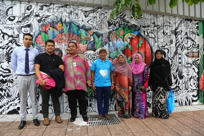 Mohd Amin bin Hadarith, the first-place winner of the mural project by PERMAI and AkzoNobel, stands proud as he presented his creative wall to the honoured guests.