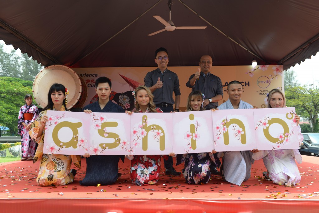 (Back from left) Mitraland Group general manager Tan Chee Hoaw and chief executive officer Chuah Theong Yee.