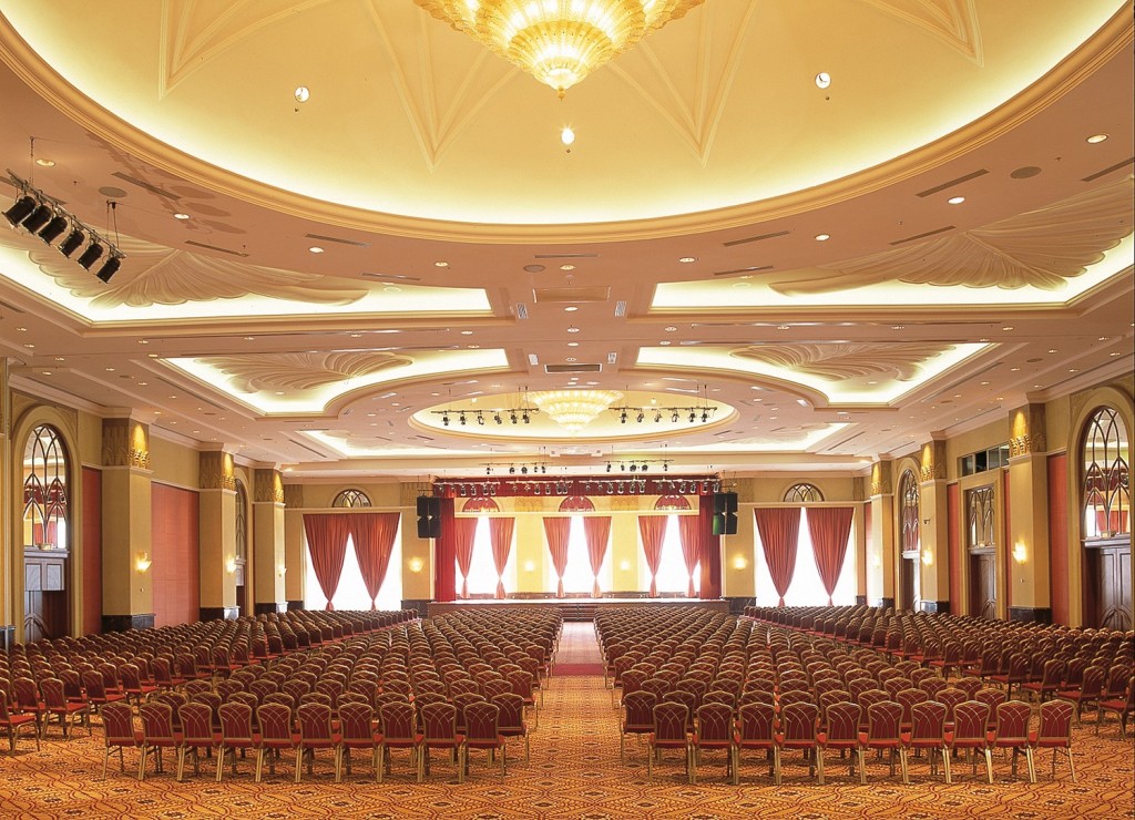 The pillarless Putrajaya Grand Ballroom is known to be the largest in the vicinity and is able to cater for a seating capacity of 2,300, or 1,500 banquet style. 