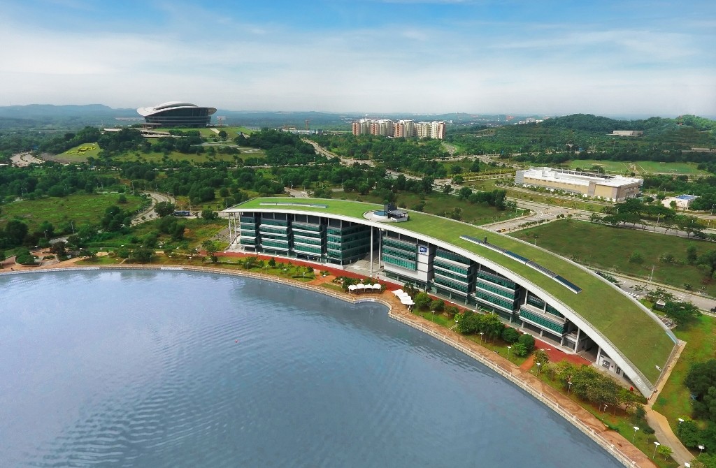 Heriot-Watt University Malaysia is situated by the majestic Putrajaya Lake in Precinct 5, Putrajaya.
