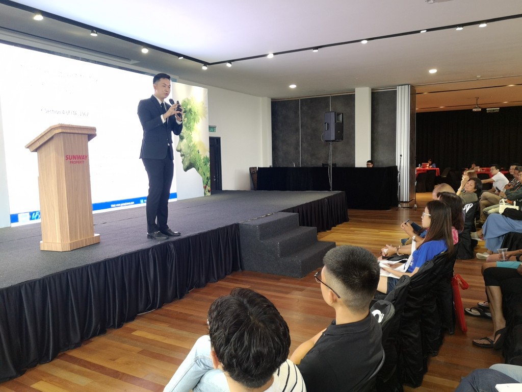 Goh Yen Hee speaking on income tax for the Mandarin session