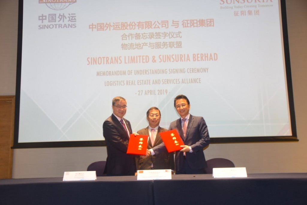 MOU signing between Sunsuria Bhd and Sinotrans Ltd on Logistic real estate and services alliance. (left to right: Sinotrans Ltd chairman Li Guan Peng, Malaysia’s Special Envoy to China YB Tan Kok Wai and Sunsuria Bhd executive chairman Tan Sri Datuk Ter Leong Yap)
