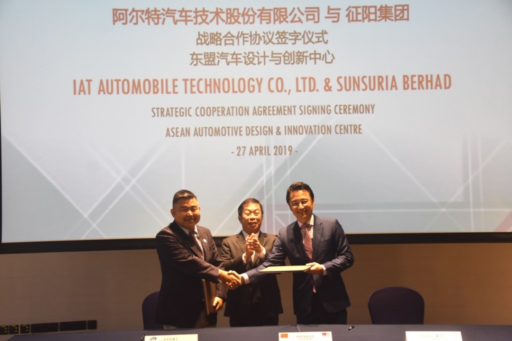 Strategic cooperation agreement signing ceremony between Sunsuria Berhad and IAT Automobile Technology Co. Ltd on ASEAN Automotive Design & Innovation Centre. (left to right: Xuan, Tan and Ter)