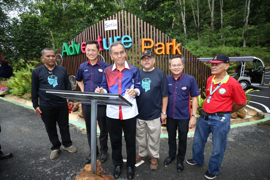 Minister of Health, Datuk Seri Dr. Haji Dzulkefly bin Ahmad (centre) at the plaque signing ceremony.
