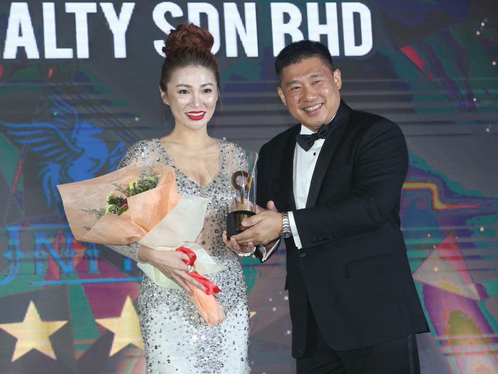 StarProperty's Assistant General Manager Ernest Towle presenting Dato Cat Chee with Unity Realty's Rising Star Agency Trophy at the 2018  StarProperty.my Real Estate Awards at the New World Hotel in Petaling Jaya. IZZRAFIQ ALIAS / The Star. October 10, 2018.