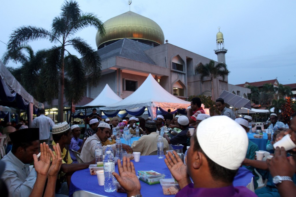 Iftar at the Masjid Saidinna Othman Affan in Bndar Tun Razak, Cheras. ROHAIZAT MD DARUS/STAR.