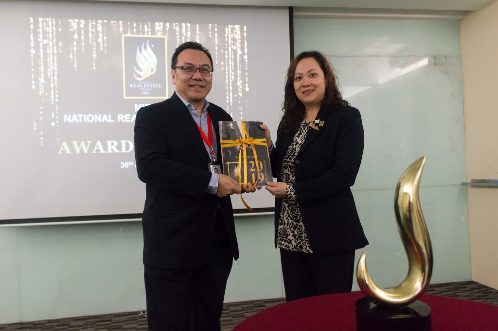 Kelvin Yip, MIEA Vice President and NREA Organizing Chairman (on the left) and Chan Ai Cheng (right), Secretary General of Malaysian Institute of Estate Agents (MIEA) presenting the National Real Estate Awards (NREA) 2019 awards pack during the launch of NREA 2019 today.