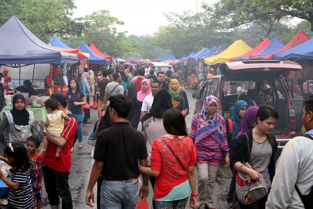 The Ramadan bazaar at the Shah Alam Stadium has more than 270 stalls. SAMUEL ONG / THE STAR.