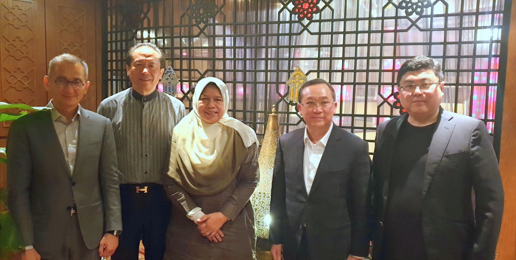 马星集团领导层在上海拜访南通四建集团。左起为马星集团企业与投资部执行董事拿督黄宝成、南通四建集团终身名誉主席耿裕华、房政部长祖莱达、梁海金以及百灵顿集团有限公司董事长孙建炜。