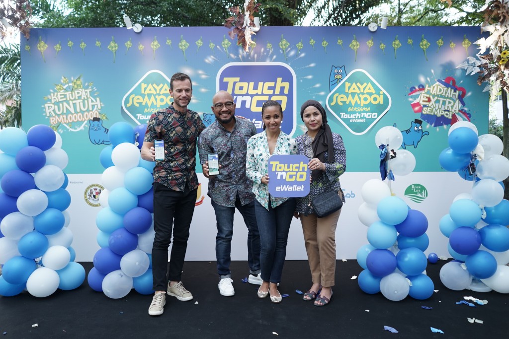 Dato’ Setia Aubry Rahim Mannesson; CEO of TNG Digital, Syahrunizam Samsudin; Yang Amat Mulia Tengku Datin Paduka Setia Zatashah Binti Sultan Sharafuddin Idris Shah; and Rozana Hashim celebrating the official launch of #HalamanSempoi at the ‘Kashless’ Ramadhan bazaar in Kampung Baru.