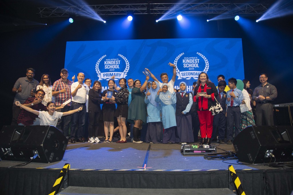SK Taman Maluri, Kuala Lumpur and SMK Chung Hua (CF) in Miri, Sarawak, the winners of the Malaysia’s Kindest Schools title. 