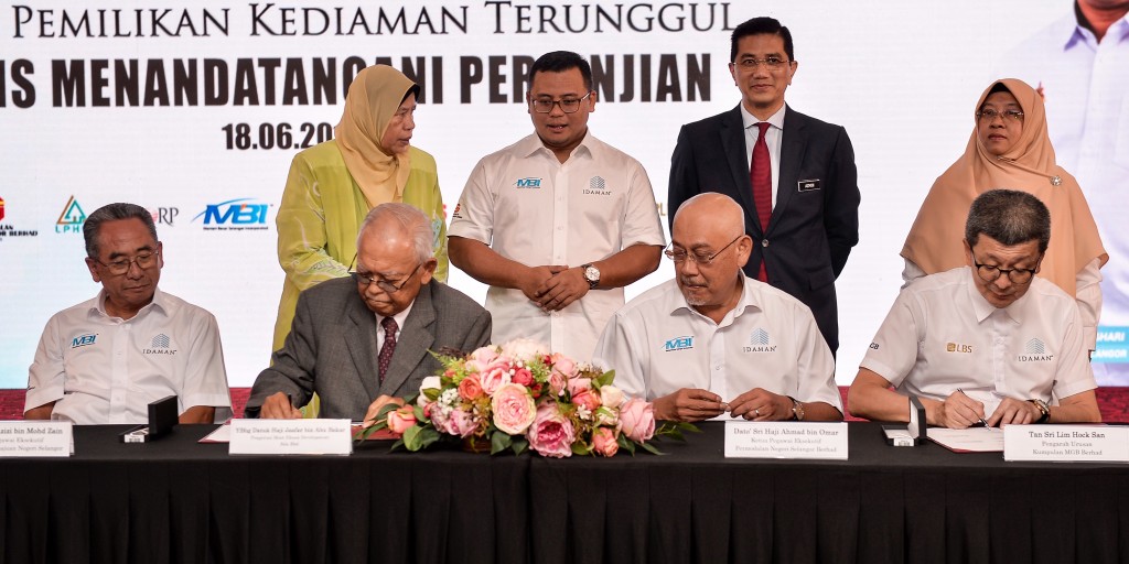 (from left) Perbadanan Kemajuan Negeri Selangor chief executive officer Datuk Mohd Azizi Bin Mohd Zain, Must Ehsan Development Sdn Bhd Chairman Datuk Haji Jaafar Bin Abu Bakar, Permodalan Negeri Selangor Bhd chief executive officer Datuk Sri Haji Ahmad Bin Omar, LBS Bina Group and MGB Bhd Group managing director Tan Sri Lim Hock San during the signing ceremony.