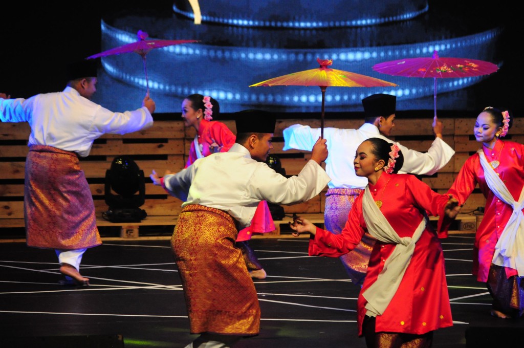The Zapin is the most popular Malay dance form in Malaysia, especially in Selangor, Johor, and Pahang.  