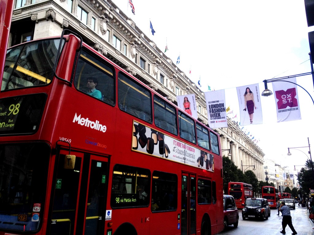 这里是伦敦繁忙的牛津街。