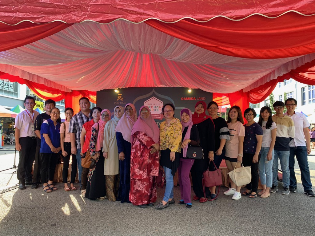 Teachers, students and parents gathered at Jade Hills Merchant Market for a fund-raising program to upgrade schools’ facilities.