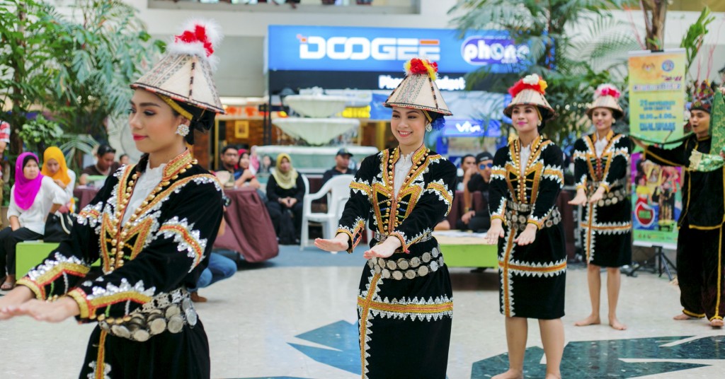 As the world-famous representation of native Sabahan culture, the Sumazau is performed during the Tadau Harvest festival in May.