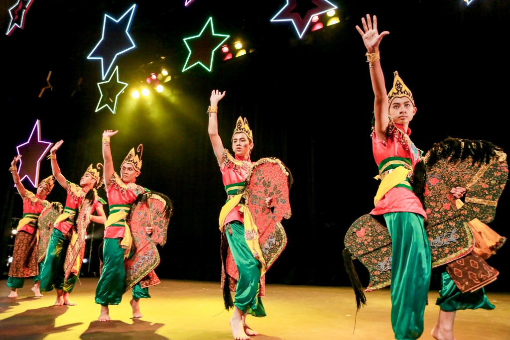 This dance is called the Kuda Kepang because its performance features mock horses made from rattan. 