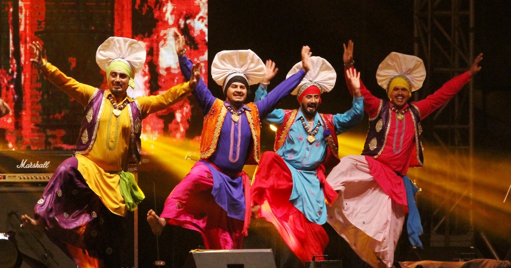 When the harvest season comes, the Punjabi people perform a traditional dance to celebrate the reaping of crops. 