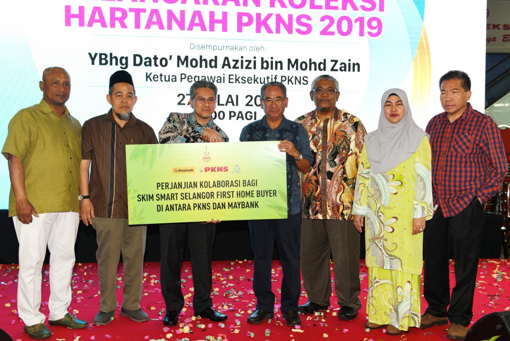 (from left) PKNS northern region general manager Tuan Ir Haji Mohd Muhidin bin Faharuddin, southern region general manager Tuan Haji Lokman bin Haji Abdul Kadir, Maybank Islamic Bank Bhd deputy CEO Nor Shahrizan Sulaiman, Azizi, central region general manager Azmi bin Adnan, CFO Hajah Nor Azlina Binti Amran, project management general manager Tuan Ir. Mohd Kamarzan bin Mohd Rais commemorating the partnership between PKNS and Maybank for the Smart Selangor First Home Buyer Scheme featuring 100% financing for PKNS’ Rumah Selangorku buyers. 