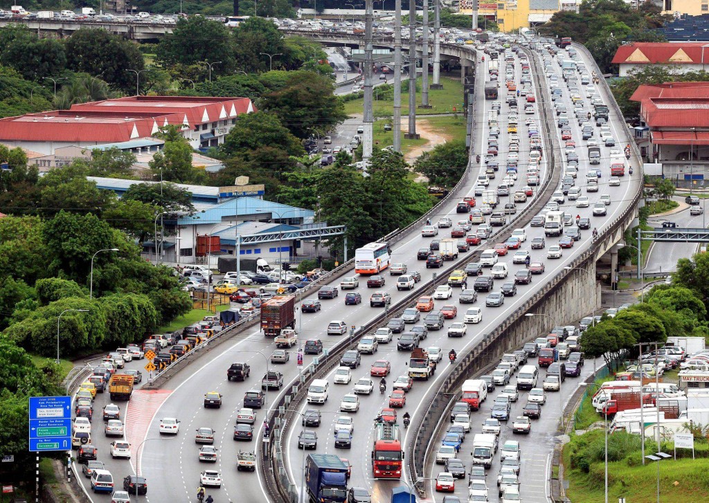 Motorits stuck in heavy traffic along the MRR2 due to heavy morning rain. AZHAR MAHFOF/The Star