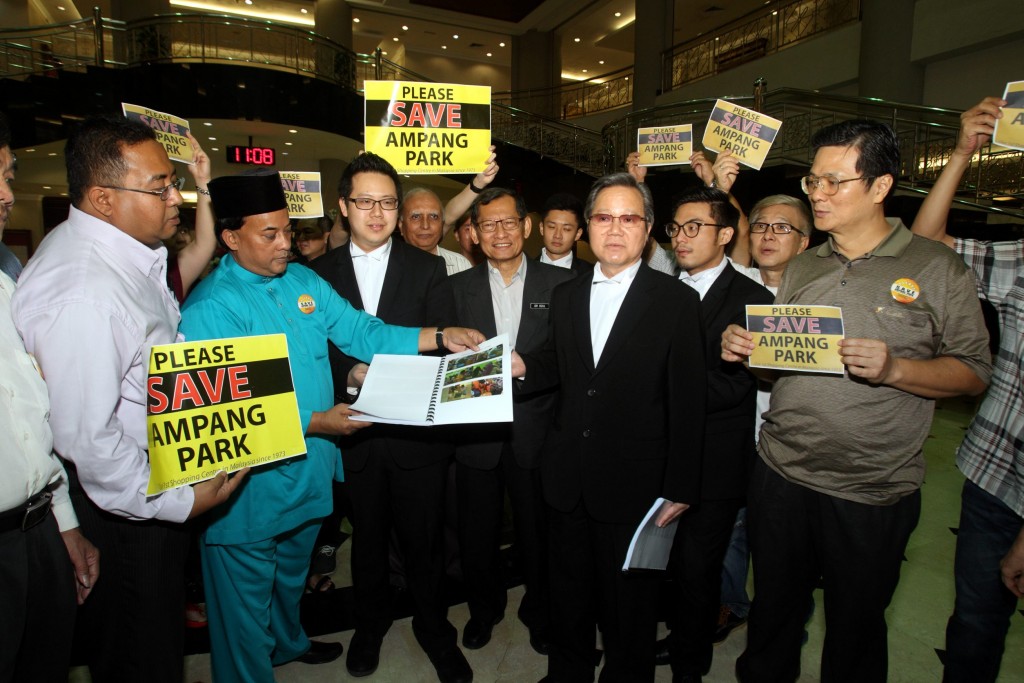 A group of registered strata title owners posing with (from left to right) Persatuan Kebajikan Peniaga-peniaga Kecil Ampang Park Kuala Lumpur deputy president Wan Kamal Izuddin Wan Kassim, president Datuk Alam Julumiah, lawyer Datuk Edward Ng Boon Siong, special committee head Dr Dzul Khaini Husain, and lawyer Jason Ng Kau, after they gave a press conference in an attempt to save the shopping centre from being demolished for the MRT project. - Art Chen/ The Star.