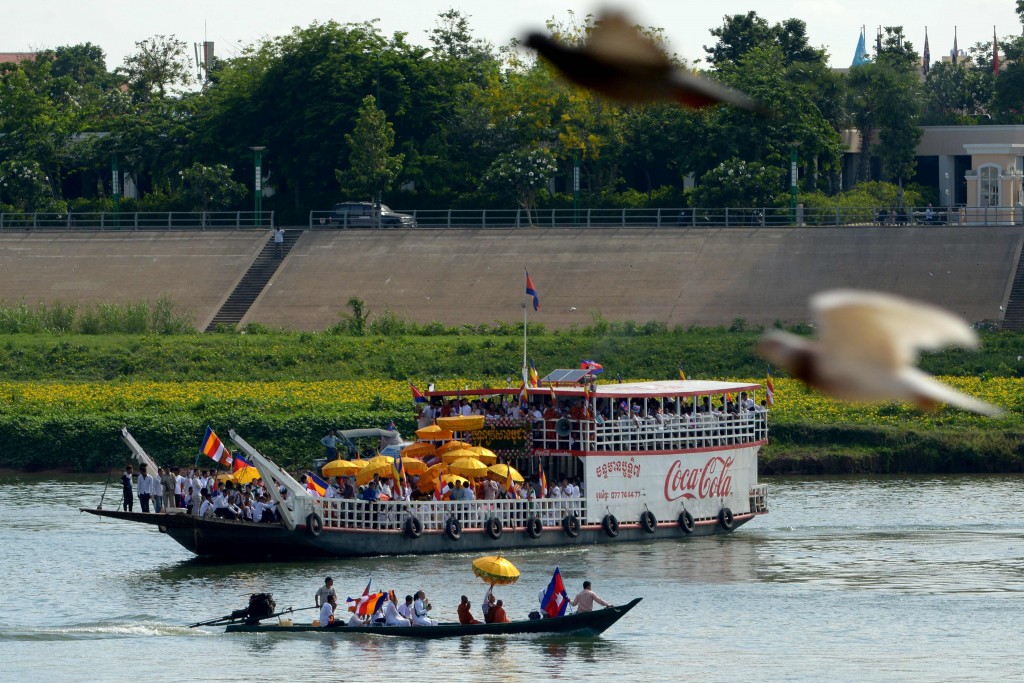Cambodian people travel on boats along the Tonle Sap river during Visak Bochea day in Phnom Penh on May 10, 2017.  Cambodian celebrate 2,561 years of Buddha, called 'Visak Bochea', that is the date of Buddha's birth, enlightenment and death on the day of the full moon. / AFP PHOTO / TANG CHHIN SOTHY