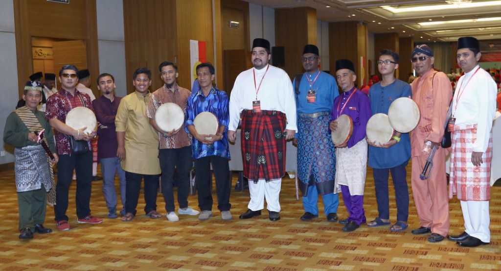 PIC FOR RAJASEKARAN: Kompang performers having a group photograph with Tabjung Umno members before the official  oppening of Tanjung Umno Division meeting at Cititel Hotel in Penang yesterday.  Star Pic by: ZAINUDIN AHAD / The Star / 06 AUG 2017