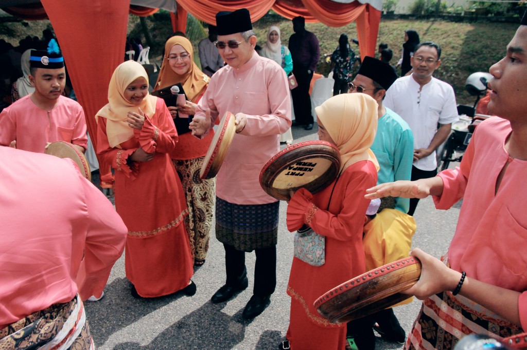 JOHOR BAHRU, 15 Jun -- Menteri Pertanian dan Industri Asas Tani yang juga Anggota Parlimen Pulai, Datuk Salahuddin Ayub (tengah) turut memalu kompang ketika hadir pada Majlis Sambutan Hari Raya Aidilfitri Parlimen Pulai di Dewan Kempas di Dewan Raya Kempas Baru, hari ini. --fotoBERNAMA (2019) HAK CIPTA TERPELIHARA