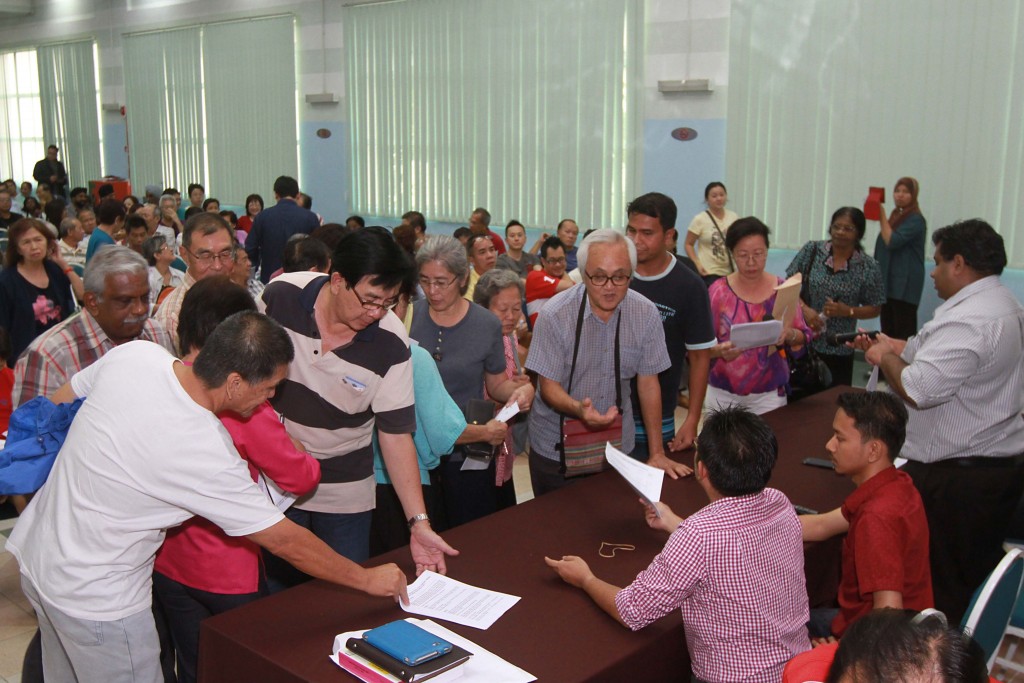Audience members at public dialog on leasehold extension at the Dewan Ilmu (MBPJ Community Library) in Petaling Jaya rushed to grab copies of leasehold renewal forms upon learning that their leases could be extended for only RM1,000.