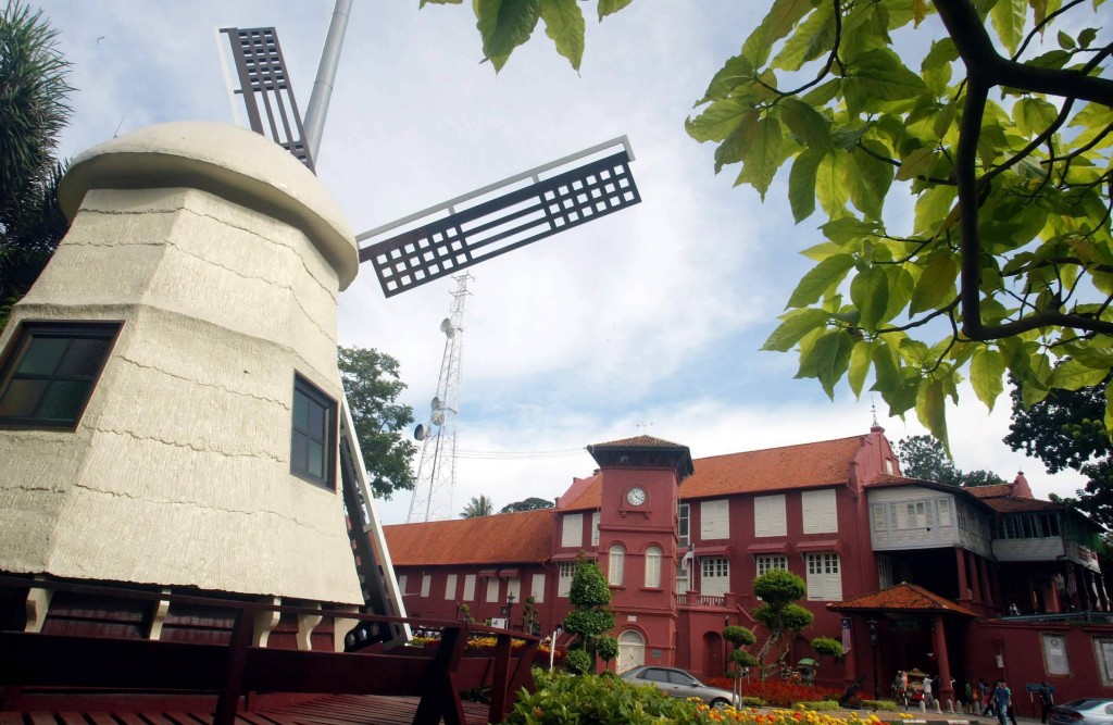A Dutch windmill on display in Banda Hilir, Melaka, with the stadhuy's building in the background.
