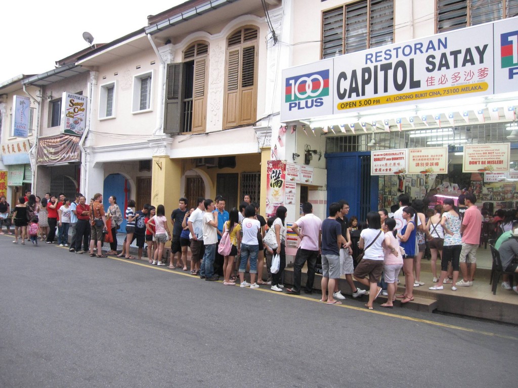 A long queue of people waiting for their turn to savour the satay celup.