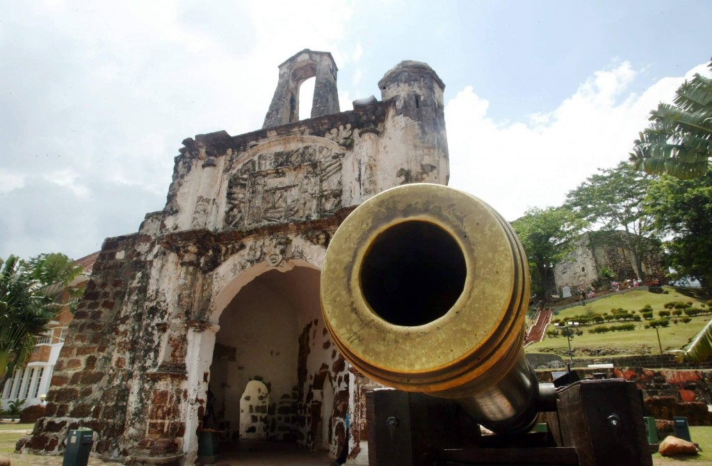 The A'Formosa fort was built to protect the spice route between Portugal and Asia during the colonisation of Malacca by the Portuguese. All that remains today are some foundation stones, some cannons, and a tiny gate.