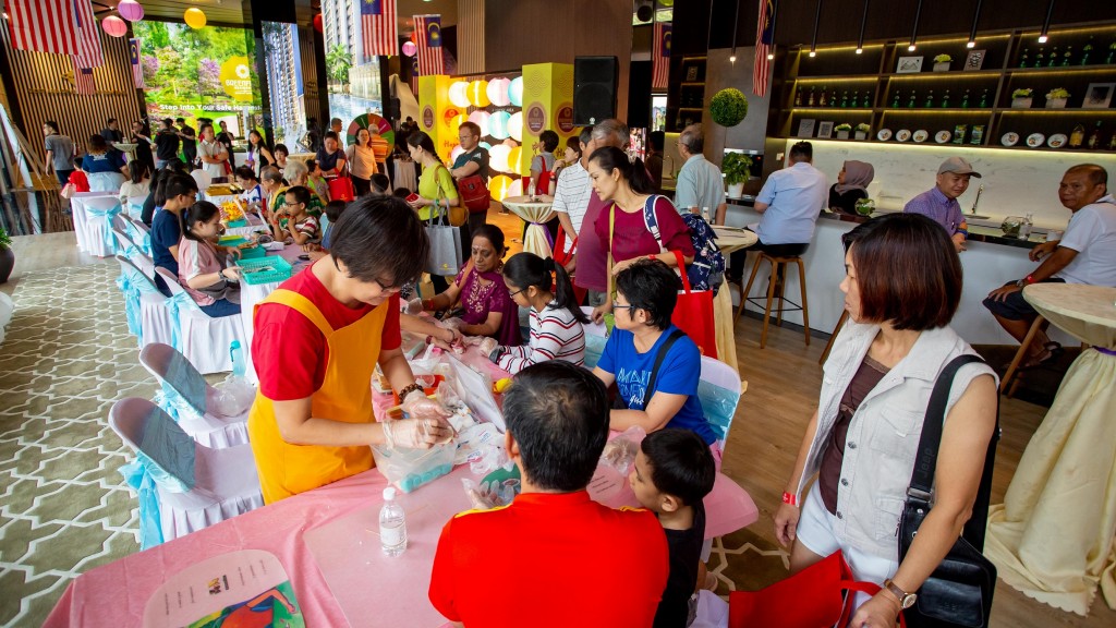 Visitors enjoyed the myriad of activities held at the Ligh Up, Anak Malaysia celebration by Greenfield Residence.