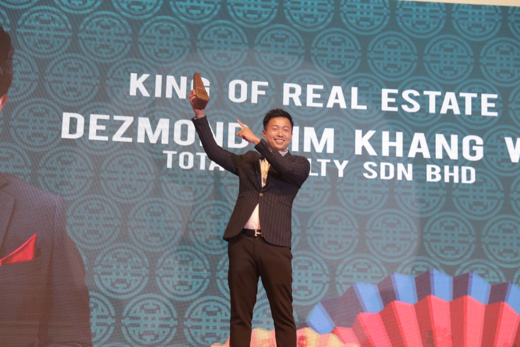 Dezmond Lim (Total Realty) accepting his award as the King of Real Estate. AZHAR MAHFOF/The Star