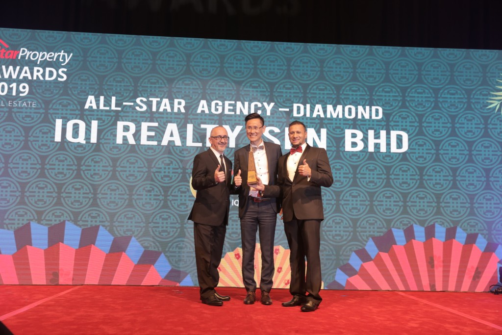 (From left) Vogiatzakis presenting the All-Star Agency Diamond trophy to IQI group managing director Daniel Ho and chief technology officer Nabeel Mungaye. — Photos: AZHAR MAHFOF and FAIHAN GHANI/The Star