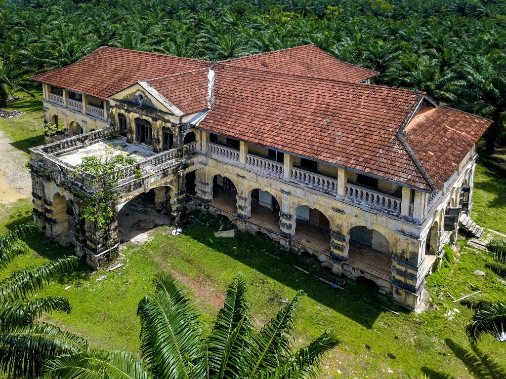 The colonial mansion which locals refer to as the "99 Door mansion" in the Byram oil palm estate in Nibong Tebal. / Star pic by LO TERN CHERN / The Star / Sept 17, 2018.