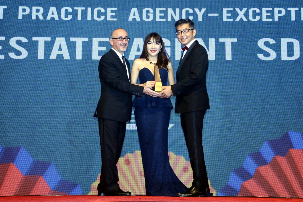 Esprit Estate Agent's managing director Aldrin Tan Tong Heng and Business Development Director Carolyn Lin receiving the "Exceptional" Award for Best Practices on behalf of their agency at the StarProperty Real Estate Awards 2019. AZHAR MAHFOF/The Star