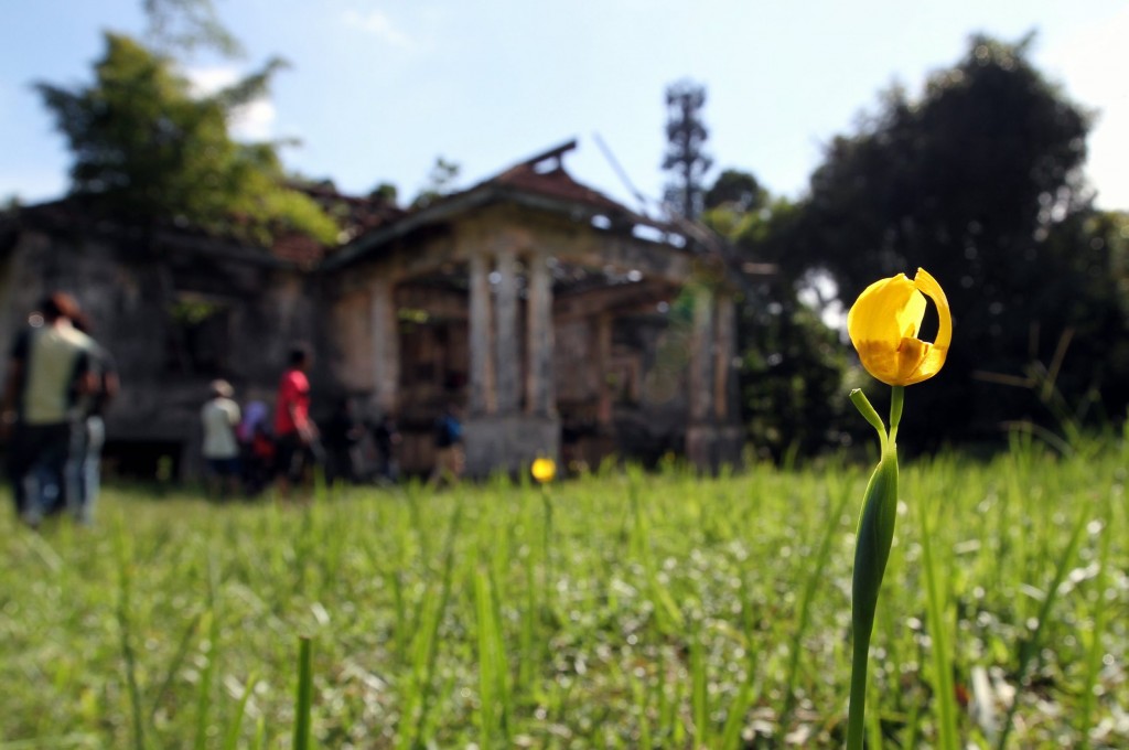 People entering one of the houses inside Villa Nabila compound along Jalan Skudai here in Johor Baru after reports of 30 teenagers went missing inside. Pic by LIM CHENG KIAT/The Star